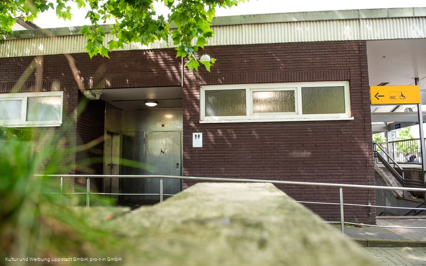 Öffentliche_Toilette_Bahnhof_Lippstadt_(c) KWL Kultur und Werbung Lippstadt GmbH Pro-t-in GmbH (2).jpg