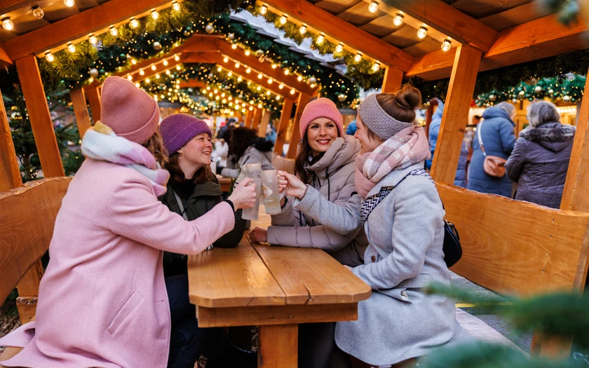 Heiße Getränke auf dem Weihnachtsmarkt