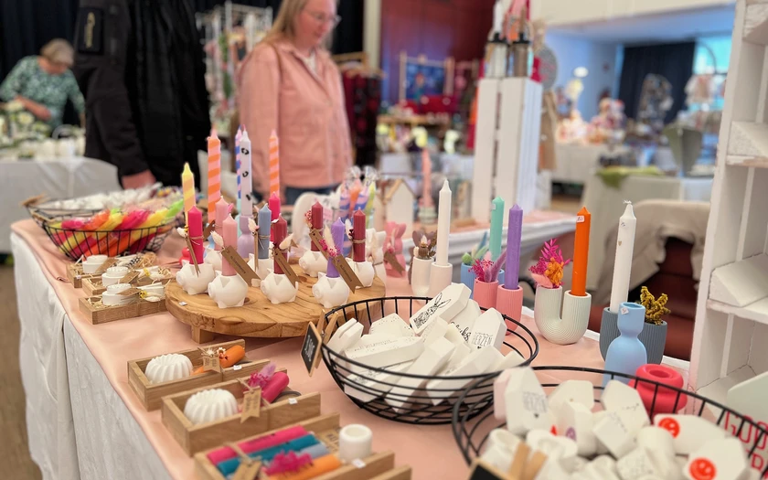 Stand mit bunten Osterdekorationen