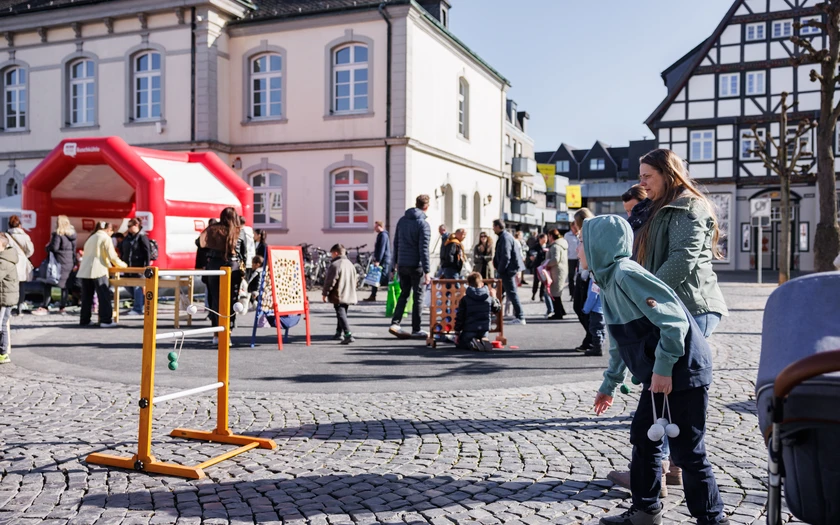Spiele für Kinder am Rathaus