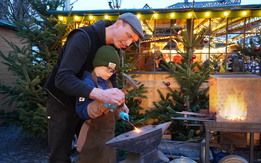 Schmieden für Kinder auf dem Weihnachtsmarkt in Lippstadt