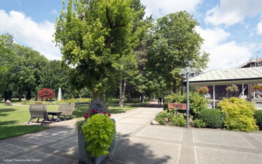 An der Kurhalle im Kurpark von Bad Westernkotten
