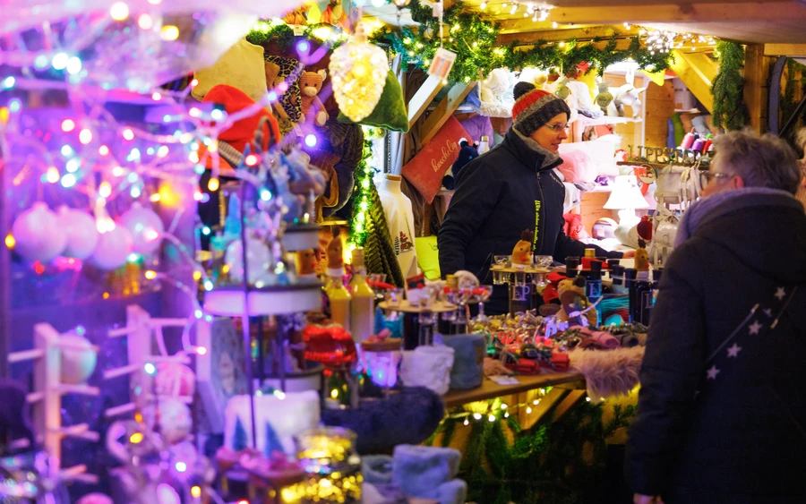 Bunte Stände auf dem Weihnachtsmarkt in Lippstadt