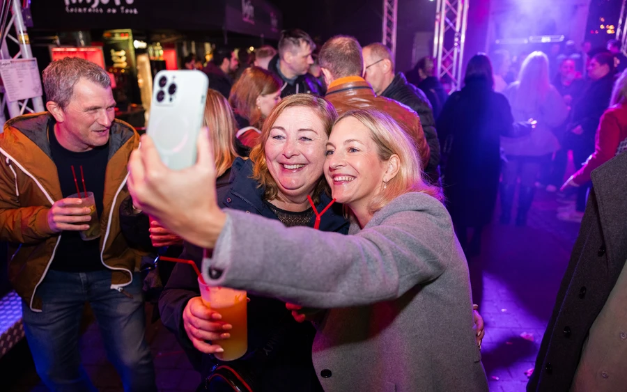 Zwei Frauen machen Selfie beim Feiern auf der Herbstwoche