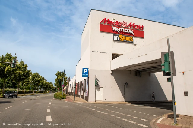 Parkdeck_Mediamarkt_(c) KWL Kultur und Werbung Lippstadt GmbH Pro-t-in GmbH (1).jpg
